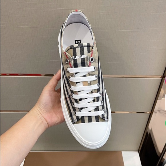 COPY - Burberry lows sneakers Men’s size 8 - Picture 1 of 4